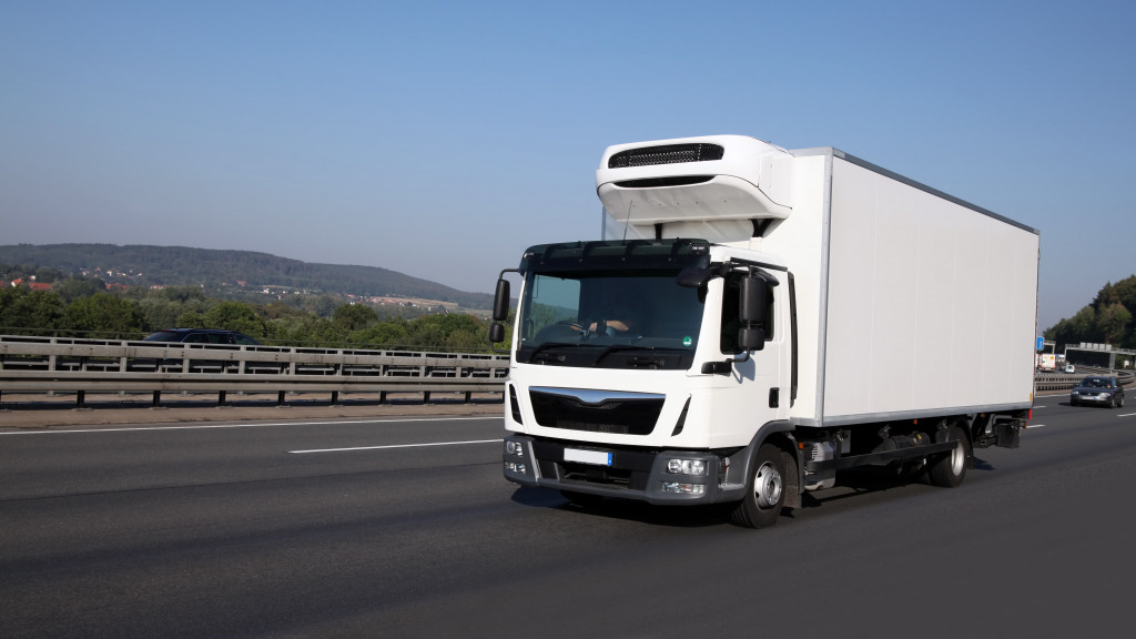 ciężarówki na długie trasy krajowe i cieżarowe - ekonomia czy komfort?